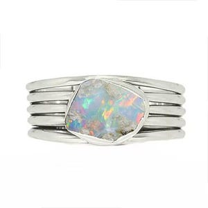Peut inclure: Une bague en argent avec une pierre d'opale multicolore sertie au centre. La bague est composée de cinq bandes empilées les unes sur les autres.