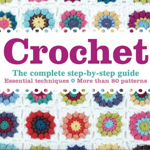Puede incluir: Portada de un libro de crochet con el título "Crochet" en letras grandes de color morado. El subtítulo es "La guía completa paso a paso" y "Técnicas esenciales Más de 80 patrones". El fondo es una manta de crochet blanca con cuadrados de colores.