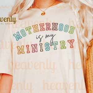 A Maternidade é Meu Ministério Svg Christian Mom PNG Faith Sublimation Design, Homeschool Mama Shirt Cut File, Crunchy Mommy Tshirt Download