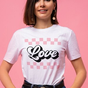 Retro Love Svg Christian Valentines PNG sublimação rosa xadrez design de camisa, Dia dos Namorados Svg, eu te amo arquivo de corte de silhueta Cricut