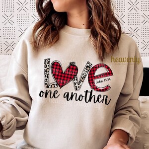 Conception de sublimation PNG de la Saint-Valentin chrétienne, aimez-vous les uns les autres PNG, foi chemise verset de la Bible PNG, amour comme Jésus dessiné à la main imprimé animal plaid