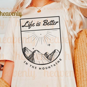 La vida es mejor en las montañas PNG Vintage Sublimación Divertido Camping PNG Estético Moderno PNG Minimalista Senderismo Camiseta Diseño Png, Campamento Caminata