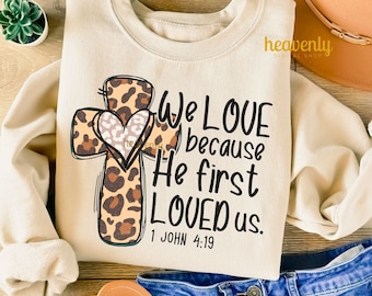 Diseño PNG cristiano vintage para sublimación, leopardo PNG, camiseta de fe con estampado de guepardo de moda PNG, versículo bíblico PNG religioso, cruz de Jesús, él nos amó primero.