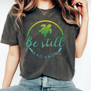 Christelijke SVG wees stil en weet png sublimatie ontwerp zomer strand shirt png religieus geloof bijbelvers Jezus kleding schattige schildpad downloaden
