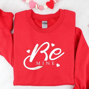 バレンタインデー シャツ SVG Be Mine PNG バレンタイン昇華デザイン、先生 SVG、かわいいハート SVG ラブカットファイル、面白いバレンタインバイブ SVG