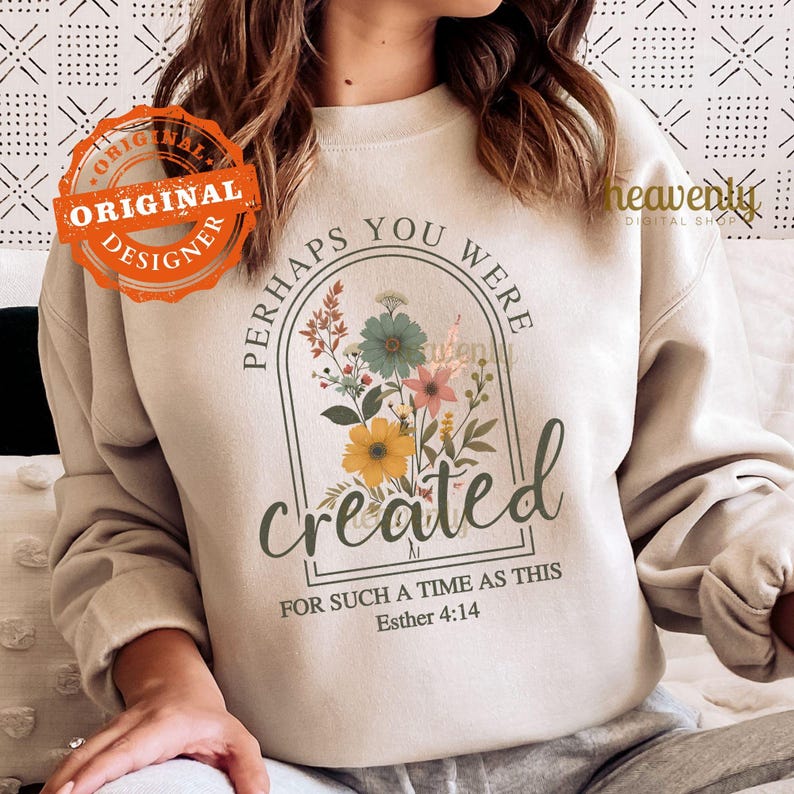 K&ouml;nnte beinhalten: Ein beiger Pullover mit einem Blumendesign und dem Text "Perhaps you were created for such a time as this Esther 4:14".
