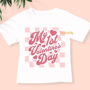 Meu Primeiro Dia dos Namorados SVG Retro Bebê 1º Dia dos Namorados PNG Design de Sublimação, Camisa de Bebê SVG Arquivos de Corte para Cricut, Coração Infantil Svg