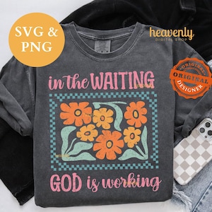 In the Waiting God is Working SVG, vintage bloemen christelijke png, Jezus sublimatie, bloemenmarkt, retro geruit png, bijbelvers gesneden bestand