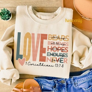 L'amour porte toutes les choses chrétiennes PNG Jésus Sublimation Design verset de la Bible chemise PNG religieux Pâques PNG tendance vintage écriture biblique basée sur la foi