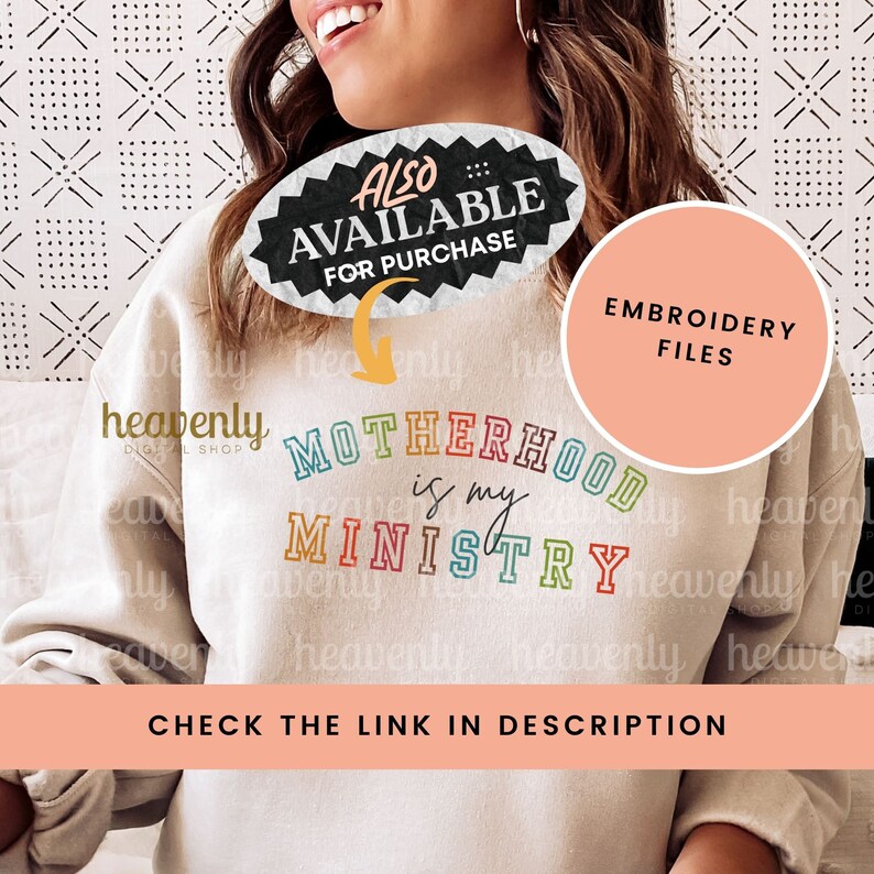 K&ouml;nnte beinhalten: Ein beiger Pullover mit dem Text "MOTHERHOOD is my MINISTRY" in Regenbogenfarben. Der Text "ALSO AVAILABLE FOR PURCHASE" befindet sich in einer Sprechblase &uuml;ber dem Text. Der Text "EMBROIDERY FILES" befindet sich in einem rosa Rechteck in der oberen rechten Ecke. Der Text "CHECK THE LINK IN DESCRIPTION" befindet sich am unteren Rand des Bildes.
