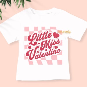 Kleines Fräulein Retro Mädchen Valentine SVG Kleinkind PNG Sublimationsdesign, Kinder Valentinstag Shirt SVG Schnittdateien für Cricut, Herz kariert svg