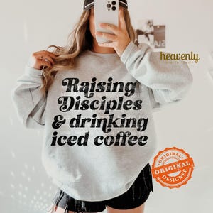 Criando Discípulos SVG, Design de Sublimação PNG para Mãe Cristã, Mãe Educadora em Casa: A Maternidade é Meu Ministério, Arquivo de Corte SVG para Amantes de Café Gelado