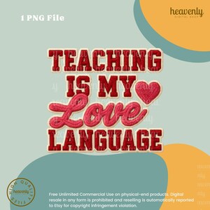 K&ouml;nnte beinhalten: Eine digitale Datei mit dem Text "TEACHING IS MY LOVE LANGUAGE" in Rot und Wei&szlig;, mit einem Herzsymbol. Die Datei ist mit "1 PNG File" gekennzeichnet und enth&auml;lt ein kleines Logo.