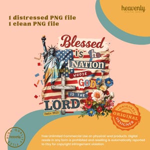 Puede incluir: Un dise&ntilde;o digital con la Estatua de la Libertad, una bandera estadounidense y una cruz. El texto dice "Blessed is the Nation Whose God is the Lord" con el Salmo 33:12. Incluye acentos florales y un sello "Original Designer". Disponible como archivo PNG desgastado y limpio.