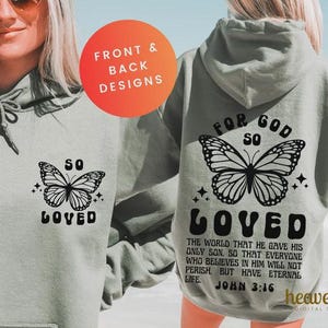 Pu&ograve; includere: Felpa con cappuccio verde chiaro con un design a farfalla. La parte anteriore dice "So Loved" con una farfalla. Il retro presenta una farfalla pi&ugrave; grande e il testo "For God So Loved" con un versetto biblico.