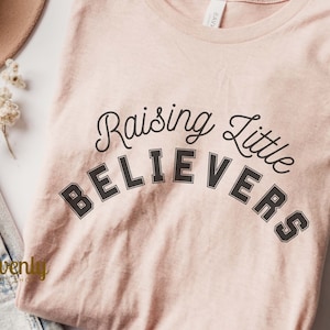 Raising Little Believers png Cute Pastel Svg College Varsity Lettertype Graphics Cut File Raising Arrows png Familie sublimatie ontwerp moedershirt