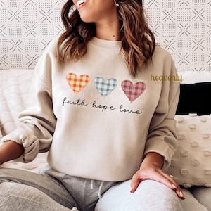 Mignon chrétien Saint-Valentin PNG Jésus Sublimation Design, verset de la Bible chemise PNG en téléchargement numérique Faith Hope Love Clipart damier à carreaux coeur