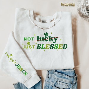 Christian St Patricks Day PNG Sublimationsdesign Nicht glücklich Nur gesegnet Lustiges St Patricks Glaube Hemd Jesus Bekleidung Retro Paddys Klee