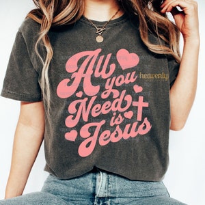 Diseño de camiseta con versículo bíblico de sublimación de Pascua retro con cita cristiana de San Valentín Svg PNG Descarga de archivo de corte Cricut Todo lo que necesitas es Jesús Cita de amor rosa