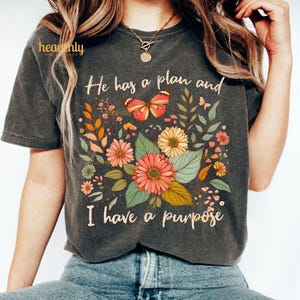 Vintage Christian Png Él tiene un plan Yo tengo un propósito PNG Diseño de sublimación Jesús Png Fe Camisa Flores Mariposa Png DTF Descarga digital
