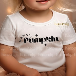 Può includere: Un body bianco con testo nero che dice "Mama's Pumpkin" con due piccole stelle su entrambi i lati del testo.
