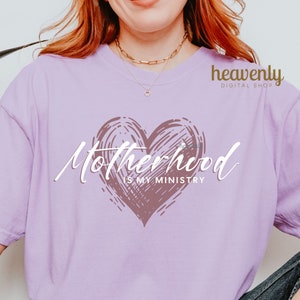A Maternidade é Meu Ministério PNG Mãe Cristã Design De Sublimação, Equipe Jesus Camisa Fé Homeschool Mama PNG Crocante Mamãe Camiseta POD Baixar