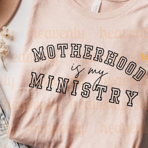 A maternidade é meu ministério Svg Mãe cristã PNG Design de sublimação de fé, arquivo de corte de camisa de mãe de educação domiciliar, download de camiseta de mamãe crocante