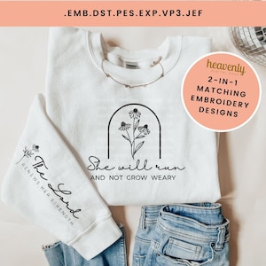 Könnte beinhalten: Ein weißer Pullover mit dem Text "She will run and not grow weary" und einem floralen Design in einem Bogen. Der Text "The Lord renews her strength" befindet sich auf dem Ärmel des Pullovers.