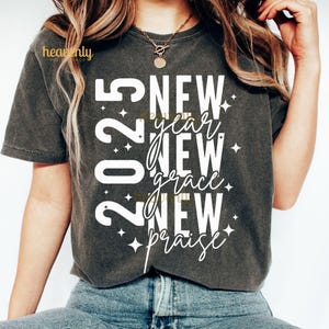 Feliz año nuevo SVG Hola 2025 Diseño de sublimación PNG cristiano, Gracia Alabado sea el mismo gran Dios Jesús Fe Basada Camisa Archivo de corte Versículo bíblico Svg