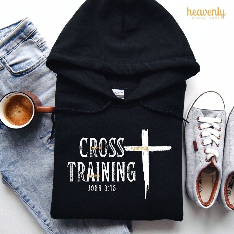 Może przedstawiać: Czarna bluza z kapturem z białym krzyżem i tekstem "CROSS TRAINING JOHN 3:16" w stylu vintage.