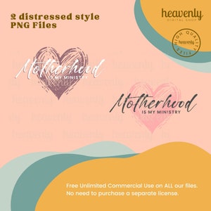 Op de afbeelding: Twee digitale ontwerpen in distressed stijl van een hart met de tekst "Motherhood is my ministry". De ontwerpen zijn in roze en paars op een perzikkleurige achtergrond.