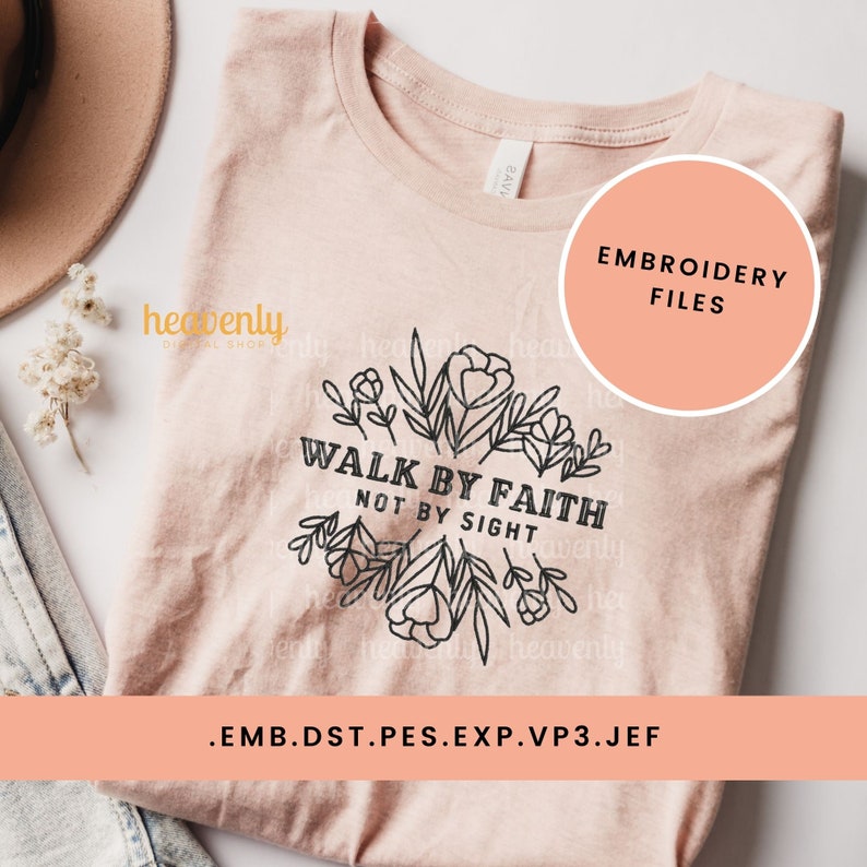 Puede incluir: Una camiseta rosa con un dise&ntilde;o floral negro y el texto "Walk by Faith Not by Sight". La imagen tambi&eacute;n incluye el texto "Embroidery Files" y ".EMB.DST.PES.EXP.VP3.JEF".