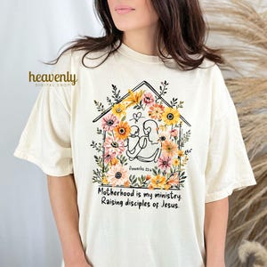 Moderskap är min tjänst PNG, blommig kristen mamma sublimeringsdesign, tro PNG digital nedladdning hemundervisning mamma PNG, nyblivna mamma skjorta Clipart bild 6
