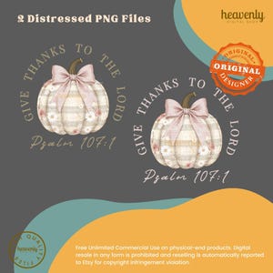Puede incluir: Dos archivos PNG desgastados con un dise&ntilde;o de calabaza con lazo rosa, detalles florales y el texto "Dad gracias al Se&ntilde;or" y "Salmo 107:1". Las calabazas tienen un patr&oacute;n de cuadros con detalles de margaritas y rosas.