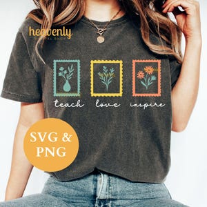 Insegnare, amare, ispirare in formato SVG, Vita da insegnante boho in formato PNG, Design a sublimazione di timbri stravaganti, File di taglio SVG per maglietta floreale per il ritorno a scuola, Affrancatura in formato PNG