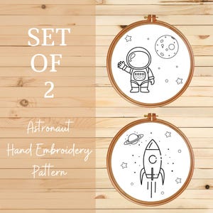 Op de afbeelding: Twee borduurringen met ruimte-thema ontwerpen. Eén toont een astronaut die naar een maan zwaait, de andere een raket met een planeet. De tekst luidt "SET OF 2 Astronaut Hand Embroidery Pattern."
