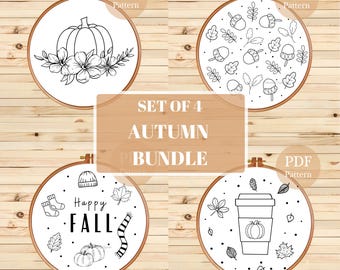 Puede incluir: Conjunto de cuatro patrones de bordado de otoño en blanco y negro. Los patrones incluyen una calabaza con flores, una taza de café con una calabaza dentro, un gorro, calcetines y una bufanda con las palabras "Happy Fall", y un patrón de bellotas y hojas.
