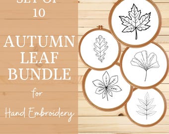 Puede incluir: Conjunto de 10 patrones de hojas de otoño para bordar. Los patrones se muestran en aros de bordado sobre un fondo de madera. El texto "Set of 10 Autumn Leaf Bundle for Hand Embroidery" se muestra en el lado izquierdo de la imagen.