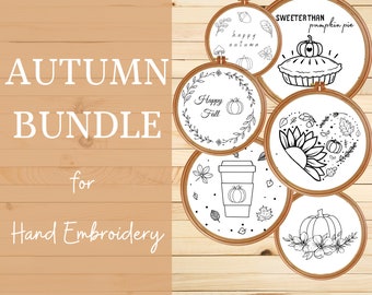 Puede incluir: Un "Paquete de otoño" para bordado a mano, con varios aros de bordado con diseños temáticos de otoño. Los diseños incluyen calabazas, hojas y el texto "Sweeter than pumpkin pie" y "Happy Fall". El fondo es de madera marrón claro.