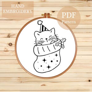Motif de broderie chat de Noël : bas de Noël chaton (Modèle PDF)