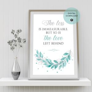 Könnte beinhalten: Ein druckbarer digitaler Download eines Zitates über Verlust und Liebe. Das Zitat lautet "Der Verlust ist unermesslich, aber so ist auch die Liebe, die zurückbleibt." Das Zitat ist von einem Aquarellkranz aus türkisfarbenen Blättern umgeben.