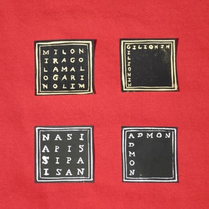 Puede incluir: Cuatro cuadrados negros y blancos con letras blancas sobre un fondo rojo. Los cuadrados contienen las palabras "MILLION", "GILLIONIN", "NASI" y "APMON".