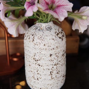 Jarrón de cerámica japonés Wabi-Sabi, jarrón rústico texturizado con esmalte de lava, cerámica blanca moteada hecha a mano, maceta minimalista zen, artesanal.