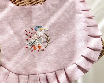Babero de bebé con volantes bordado a mano durante 0-2 años, collar vintage de lino, traje vintage de niñas lindas, regalo para niña
