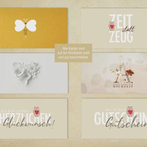 Op de afbeelding: Een verzameling wenskaarten met diverse ontwerpen. E&eacute;n kaart toont een vlinder, een andere een hartvormig bloemstuk en andere met tekst zoals "Zeit statt Zeug" en "Herzlichen Gl&uuml;ckwunsch!" De kaarten liggen op een lichtbeige achtergrond.
