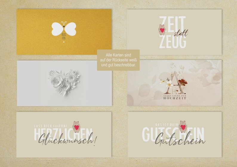 Op de afbeelding: Een verzameling wenskaarten met diverse ontwerpen. E&eacute;n kaart toont een vlinder, een andere een hartvormig bloemstuk en andere met tekst zoals "Zeit statt Zeug" en "Herzlichen Gl&uuml;ckwunsch!" De kaarten liggen op een lichtbeige achtergrond.