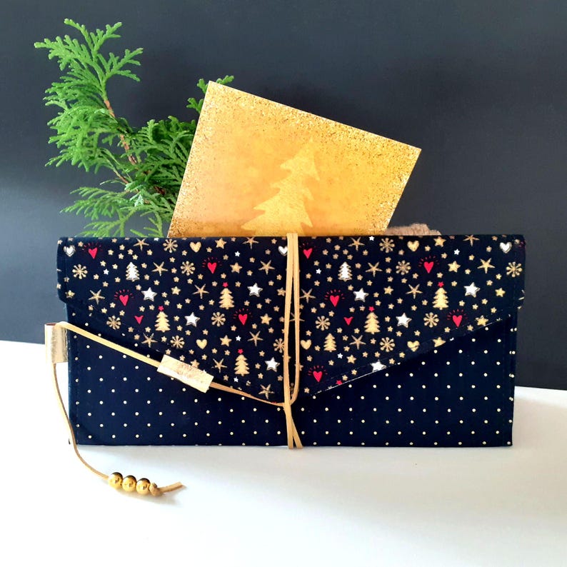 Op de afbeelding: Een set van drie keramische mokken met een gespikkelde, matte afwerking. De mokken zijn in tinten cr&egrave;me, lichtgrijs en donkergrijs. Elke mok heeft een eenvoudig, minimalistisch ontwerp, perfect voor koffie of thee.
