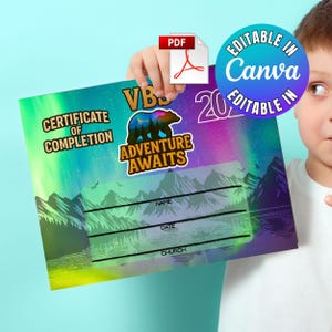 Op de afbeelding: Een kleurrijk certificaat met de tekst "Certificaat van voltooiing" en "Avontuur wacht". Het ontwerp bevat een beer, bergen en de woorden "Bewerkbaar in Canva". Het certificaat wordt door een persoon vastgehouden.