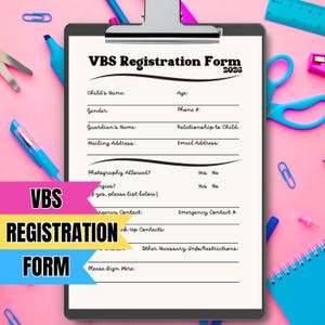 Op de afbeelding: Een zwarte klembord met een VBS-registratieformulier voor 2026. Het formulier bevat velden voor de naam van het kind, leeftijd, geslacht, naam van de voogd en contactgegevens. Kleurrijke tekst links luidt "VBS REGISTRATION FORM".