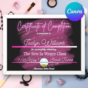 Puede incluir: Un certificado de finalización rosa y negro con purpurina dorada. El certificado se entrega a Jaclyn Williams por completar con éxito The Sew In Weave Class el 7/25/2024. El certificado está firmado por Sarah Harris.